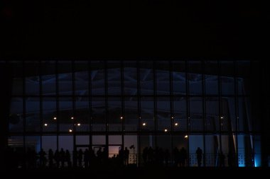 San Sebastian şehir merkezindeki bir binanın terasındaki insanlar.