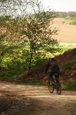Kentsel bir ortamda bisiklet sürmek