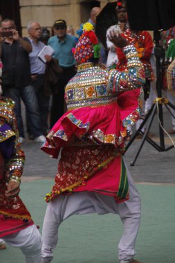 Hint halk dansları bir sokak festivalinde