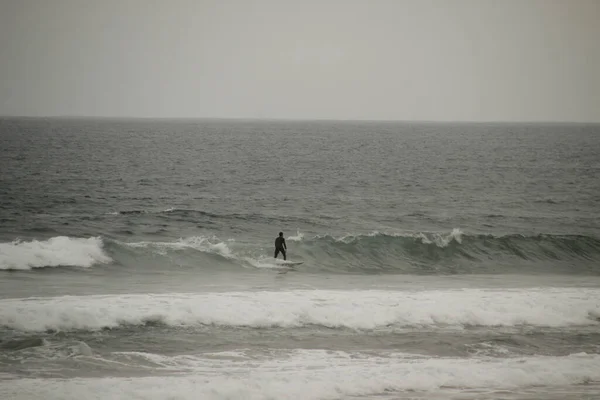 Surfing Στις Ακτές Της Χώρας Των Βάσκων — Φωτογραφία Αρχείου