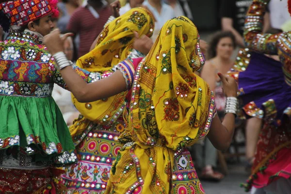 ストリートフェスティバルでインドからの民俗舞踊 — ストック写真