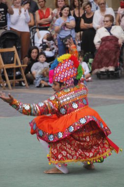 Hint halk dansları bir sokak festivalinde