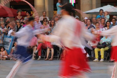 Halk festivalinde geleneksel bas dansı