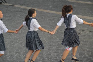 Halk festivalinde geleneksel bas dansı