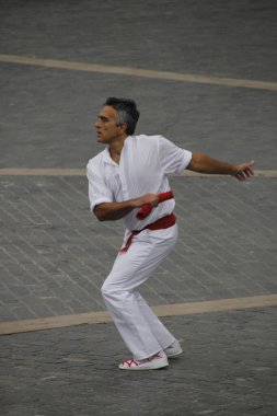 Halk festivalinde geleneksel bas dansı