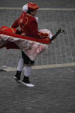 Halk festivalinde geleneksel bas dansı