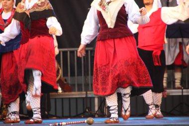 Halk festivalinde geleneksel bas dansı