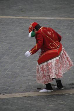 Halk festivalinde geleneksel bas dansı