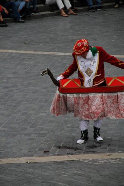 Halk festivalinde geleneksel bas dansı