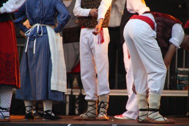 Halk festivalinde geleneksel bas dansı