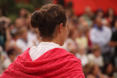Halk festivalinde geleneksel bas dansı