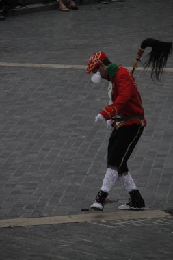 Halk festivalinde geleneksel bas dansı
