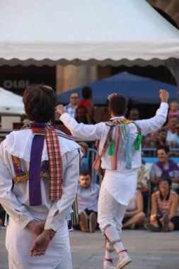 Halk festivalinde geleneksel bas dansı