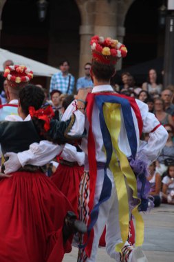 Halk festivalinde geleneksel bas dansı