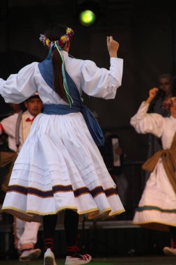 Halk festivalinde geleneksel bas dansı