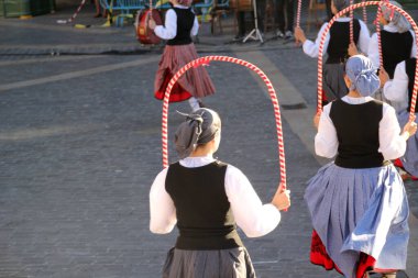 Halk festivalinde geleneksel bas dansı