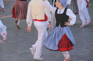 Halk festivalinde geleneksel bas dansı