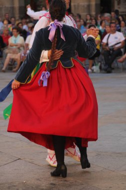 Halk festivalinde geleneksel bas dansı
