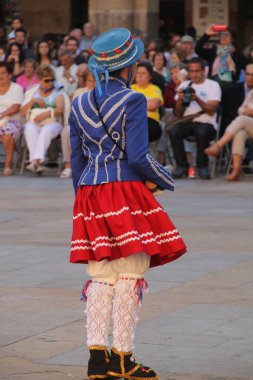 Halk festivalinde geleneksel bas dansı