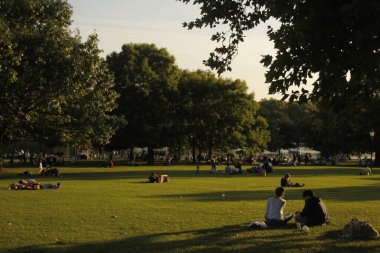 Londra 'nın parkındaki insanlar