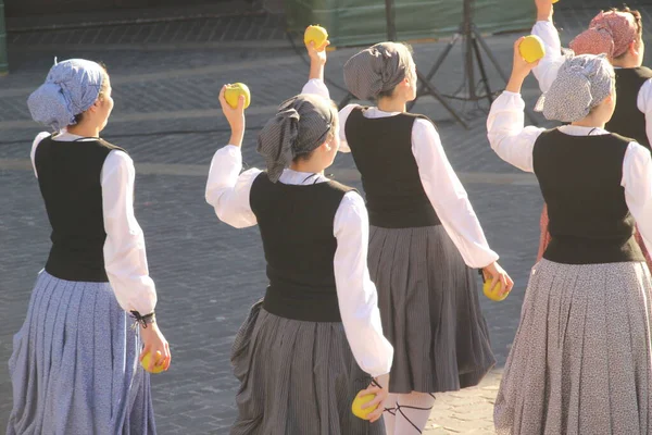 民俗祭の伝統的なバスク舞踊は — ストック写真