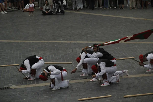 民俗祭の伝統的なバスク舞踊は — ストック写真