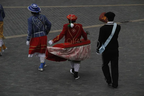 Halk Festivalinde Geleneksel Bas Dansı — Stok fotoğraf