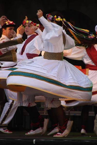 Halk Festivalinde Geleneksel Bas Dansı — Stok fotoğraf