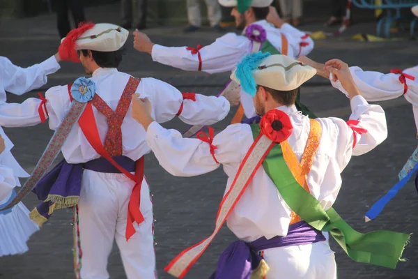 民俗祭の伝統的なバスク舞踊は — ストック写真