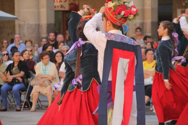 Halk Festivalinde Geleneksel Bas Dansı — Stok fotoğraf