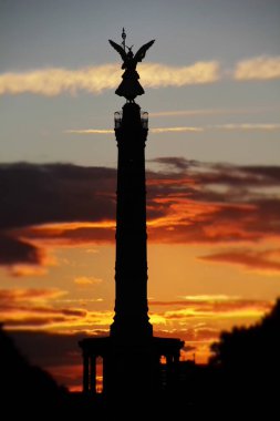 Gün batımında Berlin Zafer Sütunu