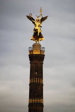 Gün batımında Berlin Zafer Sütunu