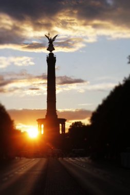 Gün batımında Berlin Zafer Sütunu