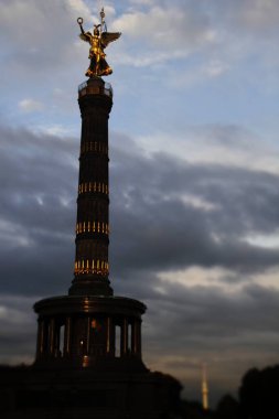 Gün batımında Berlin Zafer Sütunu