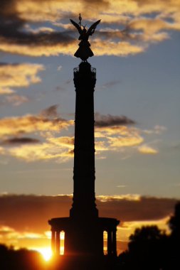 Gün batımında Berlin Zafer Sütunu