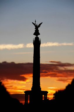 Gün batımında Berlin Zafer Sütunu