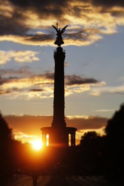 Gün batımında Berlin Zafer Sütunu