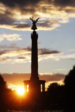 Gün batımında Berlin Zafer Sütunu