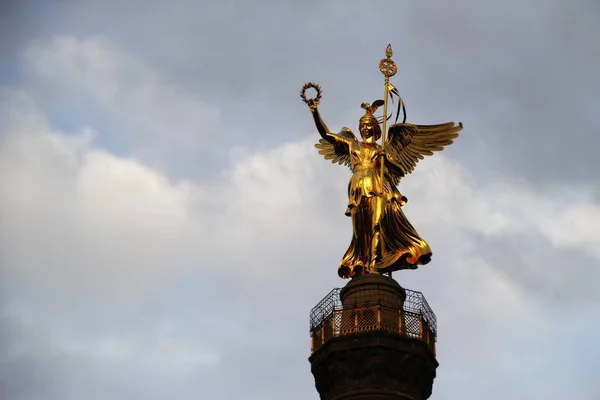 Berliner Siegessäule Der Abenddämmerung — Stockfoto