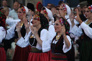 Sırp halk dansları bir sokak festivalinde
