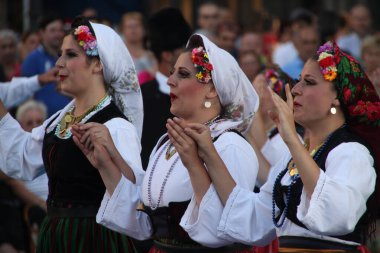 Sırp halk dansları bir sokak festivalinde