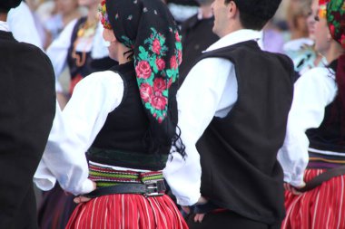 Sırp halk dansları bir sokak festivalinde
