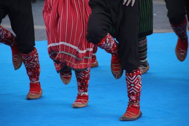 Sırp halk dansları bir sokak festivalinde