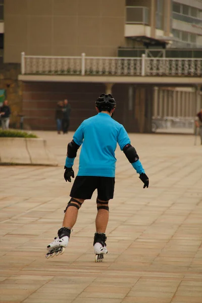 通りでスケートをする男 — ストック写真