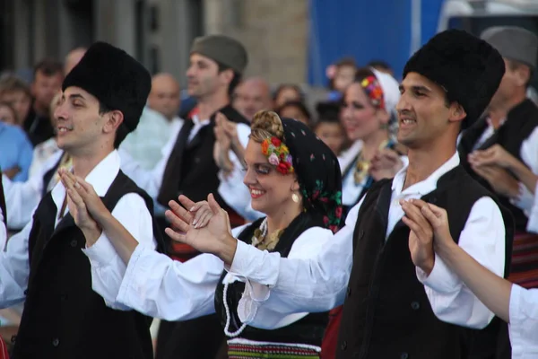 ストリートフェスティバルでセルビアの民俗舞踊 — ストック写真