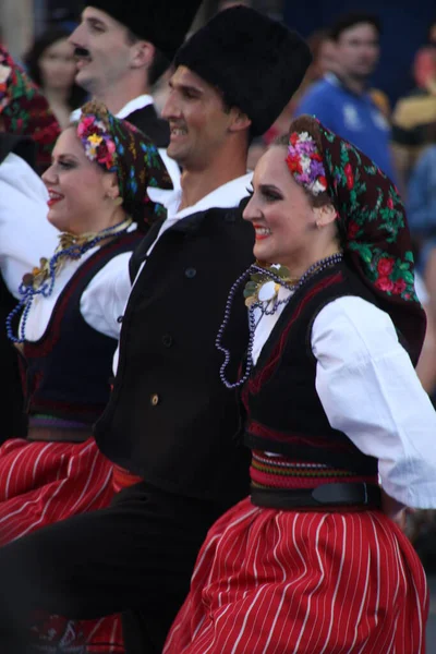 街头节的塞尔维亚民间舞蹈 — 图库照片