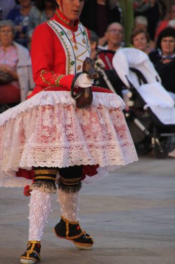 Bir sokak festivalinde Bask halk dansı sergisi