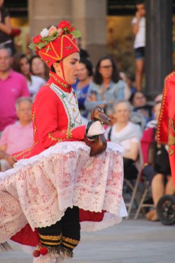 Bir sokak festivalinde Bask halk dansı sergisi