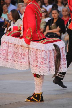 Bir sokak festivalinde Bask halk dansı sergisi