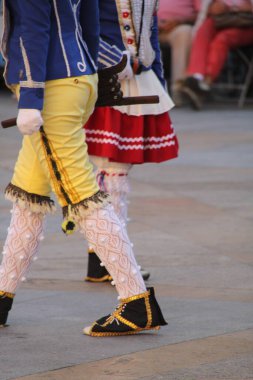 Bir sokak festivalinde Bask halk dansı sergisi